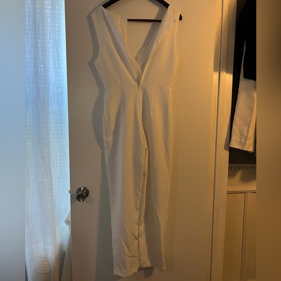 DO + BE white jumpsuit with eyelash lace trim, v neck, belt, and 2-button back. - Picture 4 of 4